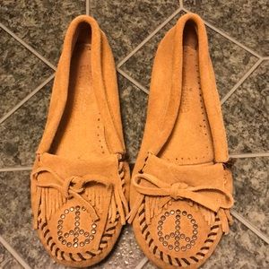 Minnetonka moccasin shoes peace sign fringe